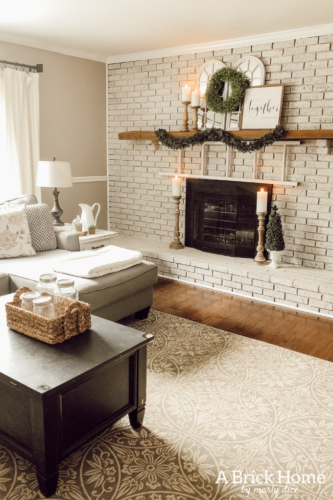 OBSESSED with this farmhouse style spring mantel decor #manteldecor #farmhousestyle