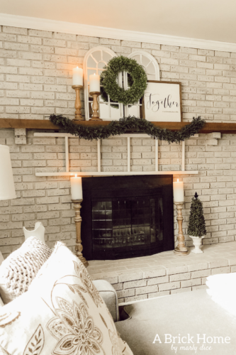 OBSESSED with this farmhouse style spring mantel decor #manteldecor #farmhousestyle