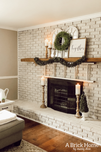 OBSESSED with this farmhouse style spring mantel decor #manteldecor #farmhousestyle