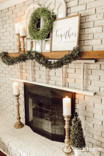 OBSESSED with this farmhouse style spring mantel decor #manteldecor #farmhousestyle