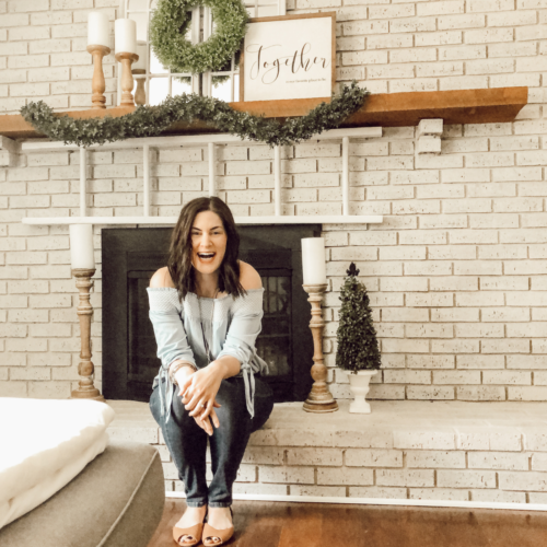 OBSESSED with this farmhouse style spring mantel decor #manteldecor #farmhousestyle