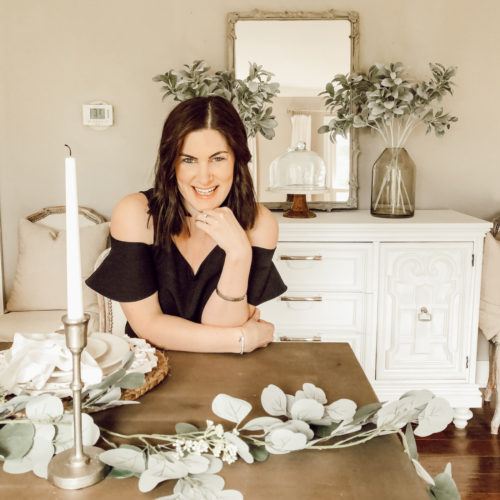 Elegant spring dining room decor that's mostly made of eucalyptus. #springdiningroomdecor #springdecor