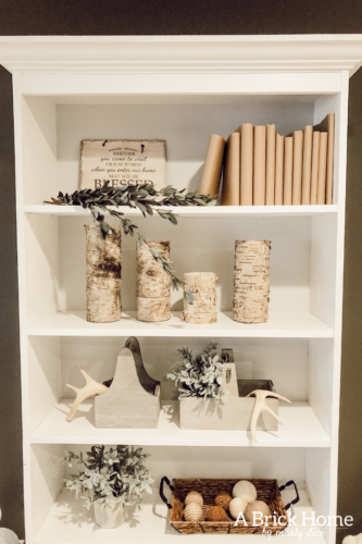 LOVE these rustic bookshelf decor ideas that are easy and inexpensive - A Brick Home #bookshelfdecor