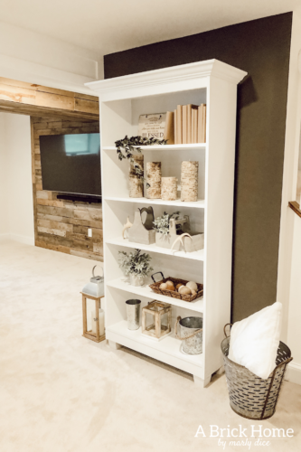 LOVE these rustic bookshelf decor ideas that are easy and inexpensive - A Brick Home #bookshelfdecor