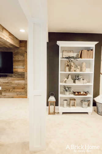 LOVE these rustic bookshelf decor ideas that are easy and inexpensive - A Brick Home #bookshelfdecor