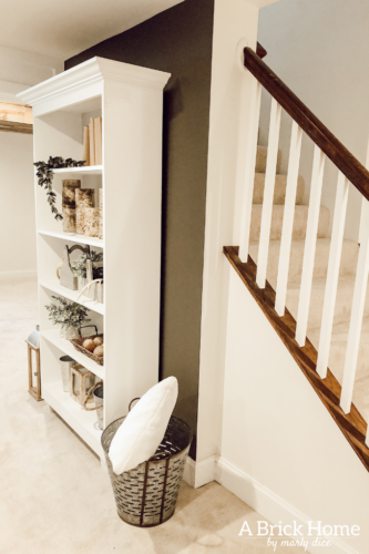 LOVE these rustic bookshelf decor ideas that are easy and inexpensive - A Brick Home #bookshelfdecor