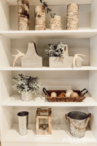 LOVE these rustic bookshelf decor ideas that are easy and inexpensive - A Brick Home #bookshelfdecor