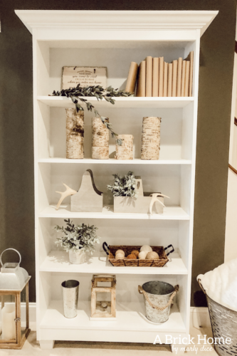 LOVE these rustic bookshelf decor ideas that are easy and inexpensive - A Brick Home #bookshelfdecor