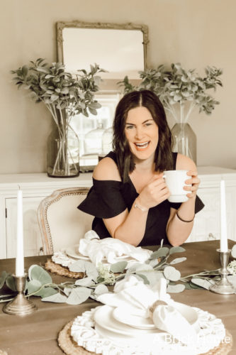 Elegant spring dining room decor that's mostly made of eucalyptus. #springdiningroomdecor #springdecor