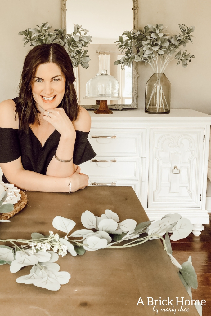 Elegant spring dining room decor that's mostly made of eucalyptus. #springdiningroomdecor #springdecor