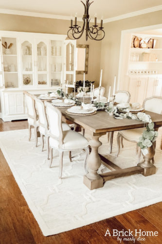 Elegant spring dining room decor that's mostly made of eucalyptus. #springdiningroomdecor #springdecor