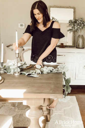 Elegant spring dining room decor that's mostly made of eucalyptus. #springdiningroomdecor #springdecor