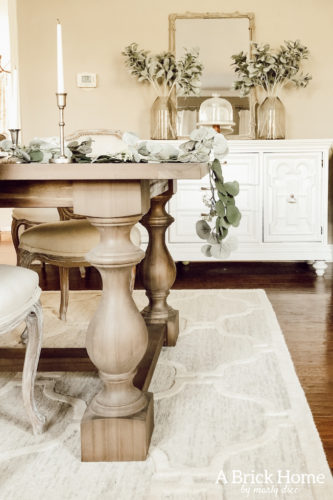 Elegant spring dining room decor that's mostly made of eucalyptus. #springdiningroomdecor #springdecor