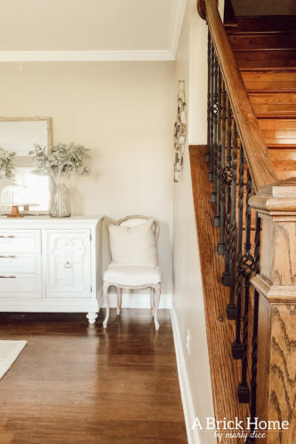 Elegant spring dining room decor that's mostly made of eucalyptus. #springdiningroomdecor #springdecor