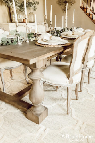 Elegant spring dining room decor that's mostly made of eucalyptus. #springdiningroomdecor #springdecor