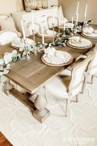 Elegant spring dining room decor that's mostly made of eucalyptus. #springdiningroomdecor #springdecor