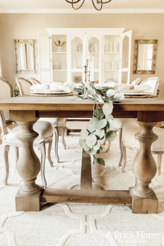 Elegant spring dining room decor that's mostly made of eucalyptus. #springdiningroomdecor #springdecor