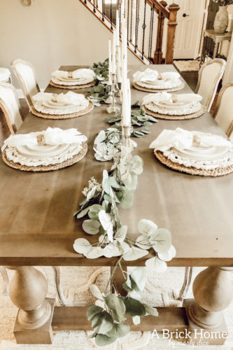 Elegant spring dining room decor that's mostly made of eucalyptus. #springdiningroomdecor #springdecor
