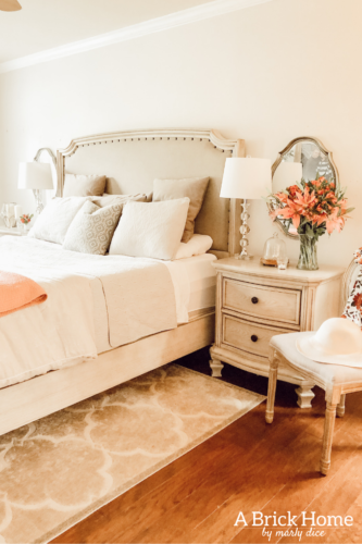 Gorgeous yet SIMPLE spring bedroom decor from A Brick Home #springbedroom