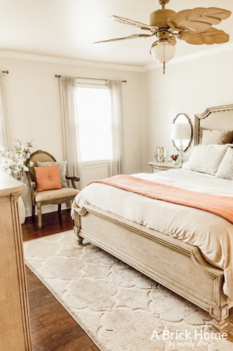 Gorgeous yet SIMPLE spring bedroom decor from A Brick Home #springbedroom