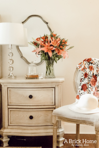 Gorgeous yet SIMPLE spring bedroom decor from A Brick Home #springbedroom