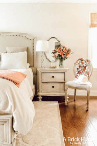 Gorgeous yet SIMPLE spring bedroom decor from A Brick Home #springbedroom