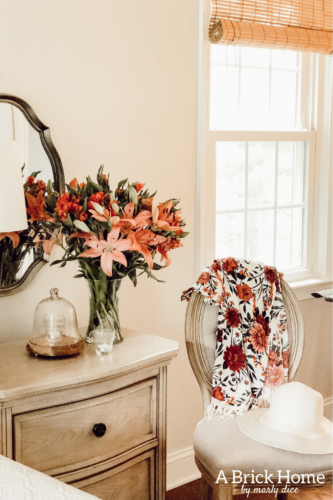 Gorgeous yet SIMPLE spring bedroom decor from A Brick Home #springbedroom