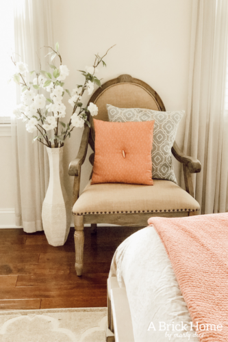 Gorgeous yet SIMPLE spring bedroom decor from A Brick Home #springbedroom
