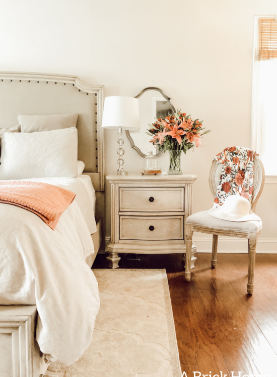 Gorgeous yet SIMPLE spring bedroom decor from A Brick Home #springbedroom