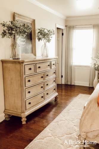 Gorgeous yet SIMPLE spring bedroom decor from A Brick Home #springbedroom
