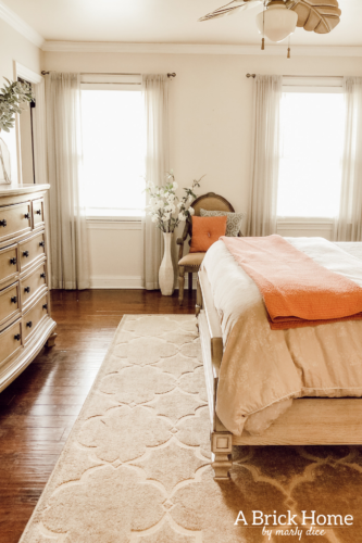 Gorgeous yet SIMPLE spring bedroom decor from A Brick Home #springbedroom