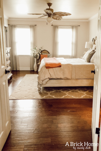 Gorgeous yet SIMPLE spring bedroom decor from A Brick Home #springbedroom