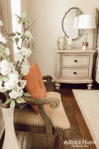 Gorgeous yet SIMPLE spring bedroom decor from A Brick Home #springbedroom