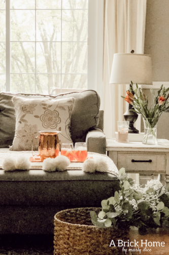LOVE this spring living room decor with fresh flowers and a cozy blanket #livingroomdecor