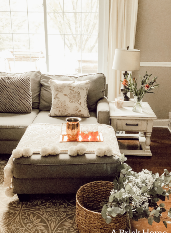LOVE this spring living room decor with fresh flowers and a cozy blanket #livingroomdecor