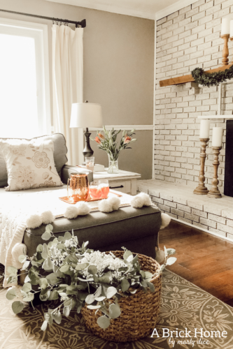 LOVE this spring living room decor with fresh flowers and a cozy blanket #livingroomdecor