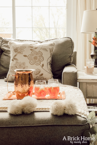 LOVE this spring living room decor with fresh flowers and a cozy blanket #livingroomdecor