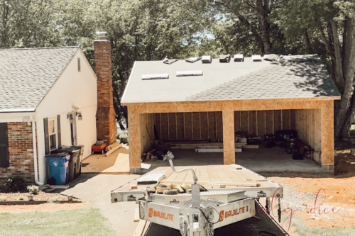 OBSESSED with this detached garage build with carriage garage doors! #detachedgarage #carriagegaragedoors