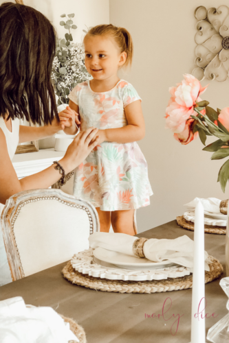 REAL-looking FAUX flower arrangements around Marly's home - they're so pretty! #fauxflowerarrangements