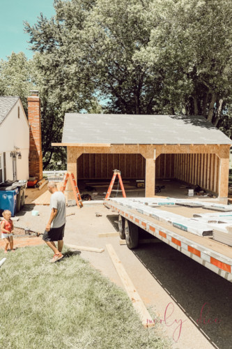 OBSESSED with this detached garage build with carriage garage doors! #detachedgarage #carriagegaragedoors