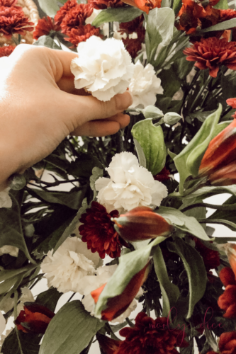 Learn how to make a fall flower arrangement in a basket using hydrangeas and eucalyptus! #fallflowerarrangment #basketofflowers #fallflowers