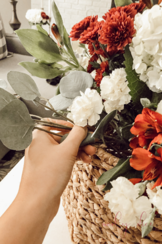 Learn how to make a fall flower arrangement in a basket using hydrangeas and eucalyptus! #fallflowerarrangment #basketofflowers #fallflowers