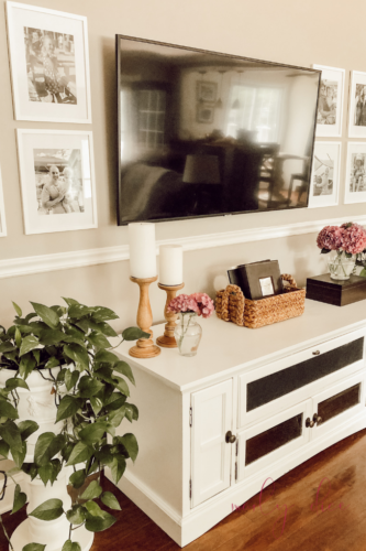 HOW TO decorate around a TV using a fun gallery wall design! #decoratearoundatv #gallerywall