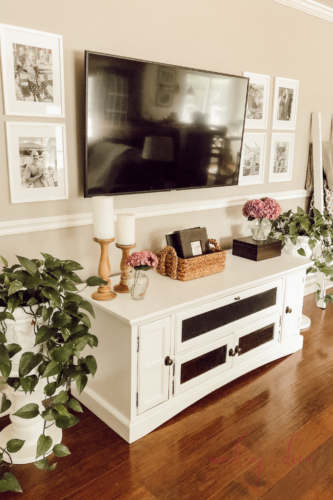 HOW TO decorate around a TV using a fun gallery wall design! #decoratearoundatv #gallerywall