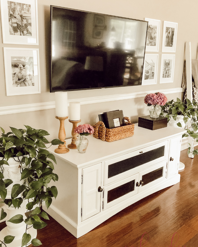HOW TO decorate around a TV using a fun gallery wall design! #decoratearoundatv #gallerywall