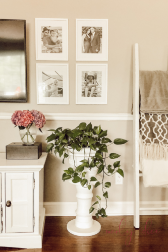 HOW TO decorate around a TV using a fun gallery wall design! #decoratearoundatv #gallerywall