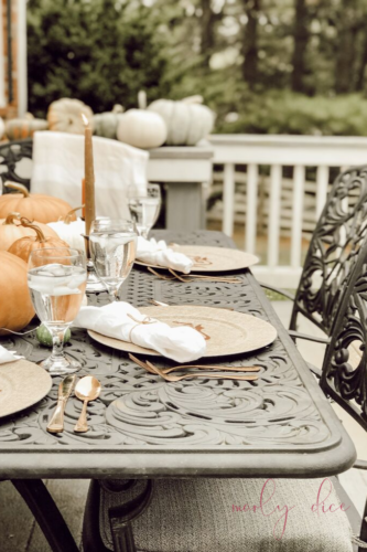 Grab your pumpkins and recreate this simple yet beautiful outdoor fall tablescape idea! #falltablescape
