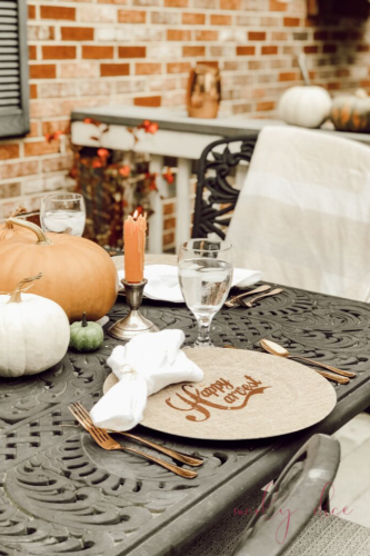 Grab your pumpkins and recreate this simple yet beautiful outdoor fall tablescape idea! #falltablescape