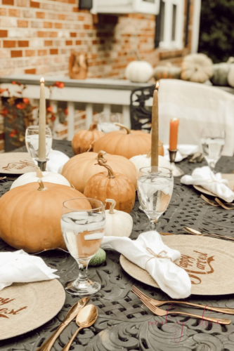 Grab your pumpkins and recreate this simple yet beautiful outdoor fall tablescape idea! #falltablescape