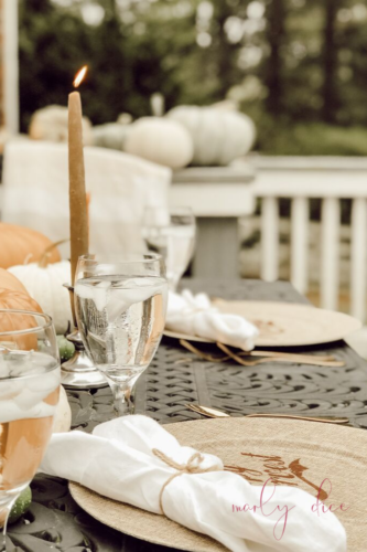 Grab your pumpkins and recreate this simple yet beautiful outdoor fall tablescape idea! #falltablescape